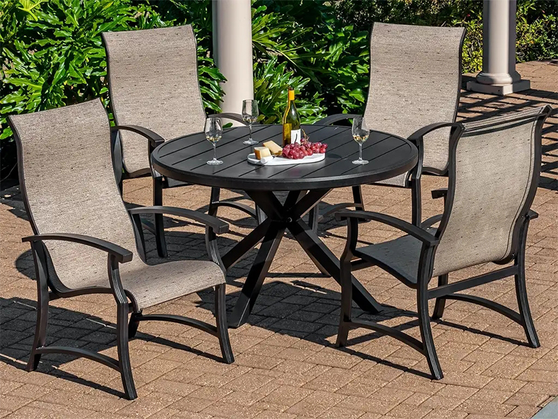 Conjunto de jantar de 5 peças em alumínio bronze envelhecido Lodge com tipoia (mesa de jantar de 48 pol.)