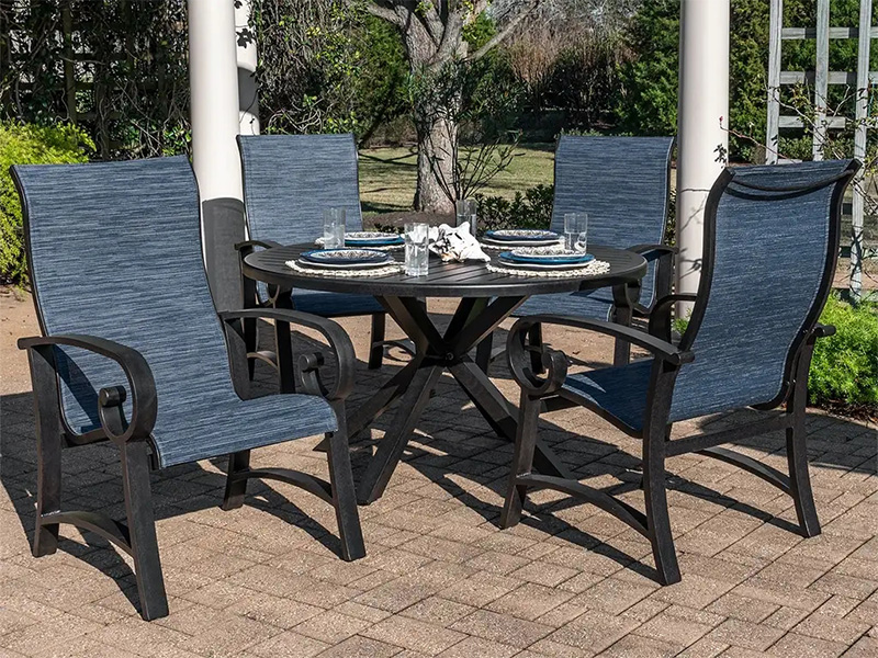 Conjunto de jantar de 5 peças em alumínio bronze envelhecido Solstice com estilingue (mesa de jantar de 52 pol.)