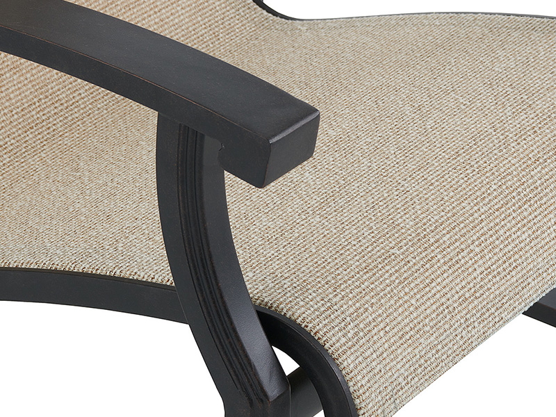 Lodge em alumínio bronze envelhecido com cadeira de jantar tipo sling