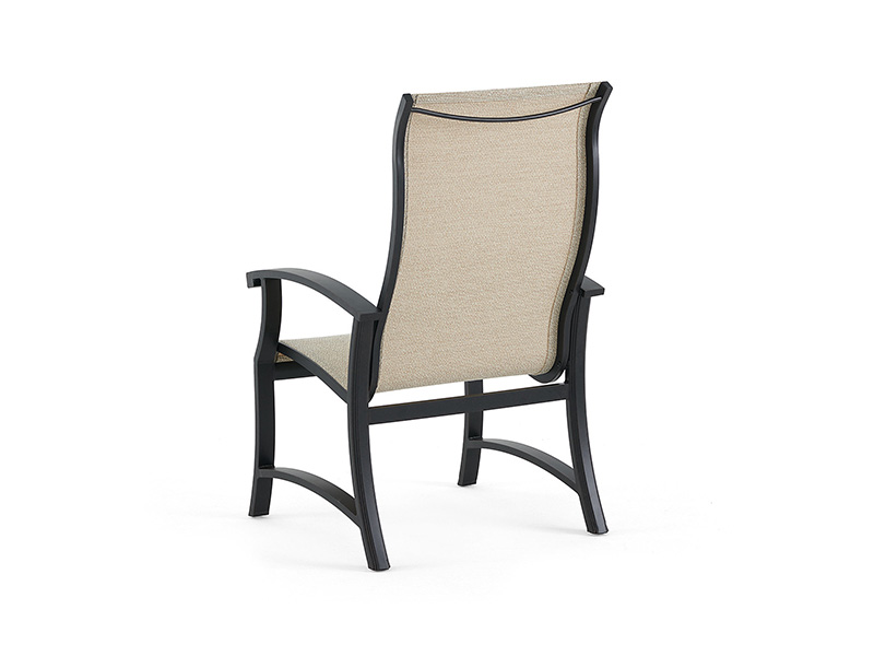 Lodge em alumínio bronze envelhecido com cadeira de jantar tipo sling