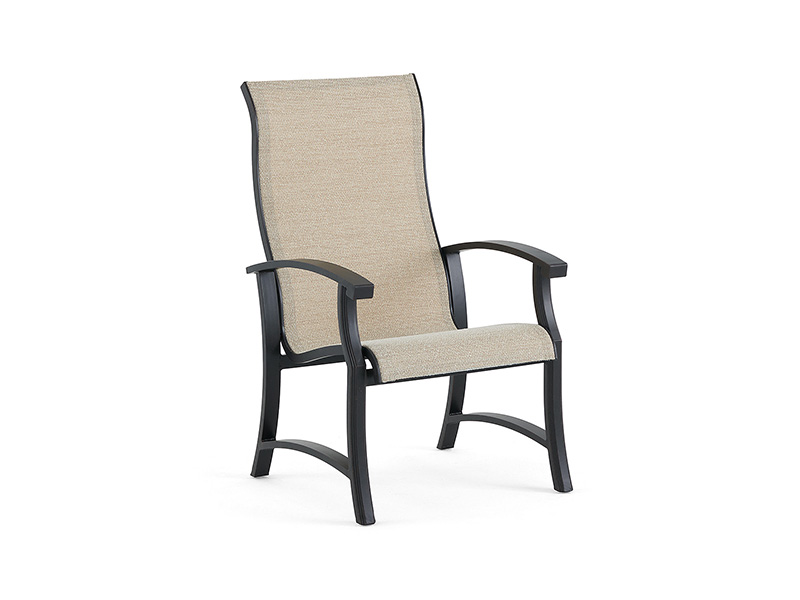 Lodge em alumínio bronze envelhecido com cadeira de jantar tipo sling